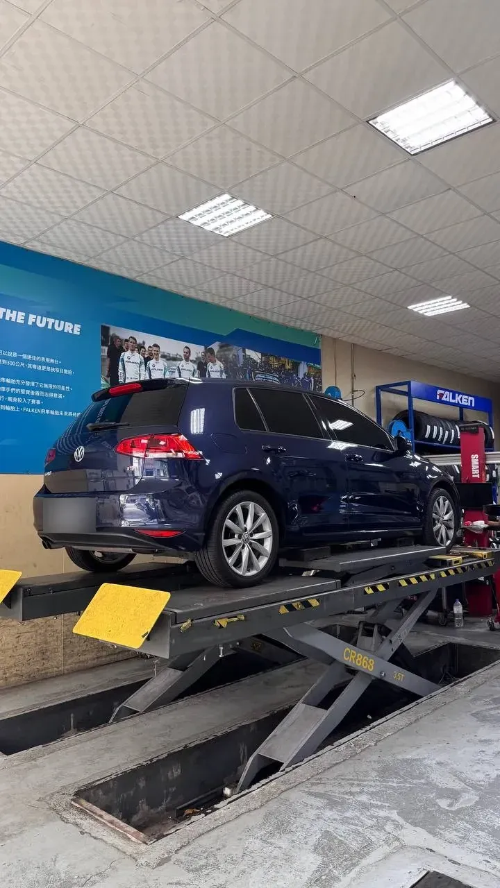 深藍色 VW Golf 在輪胎行舉升機上