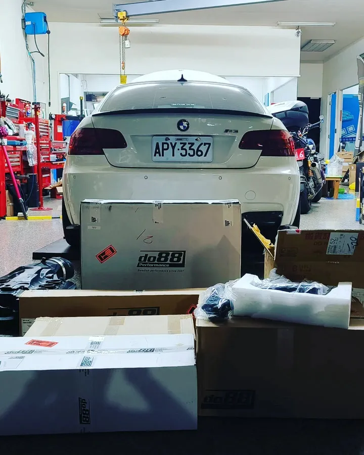 DO88 散熱套件的箱子放在 E92 M3 車頭前,準備安裝