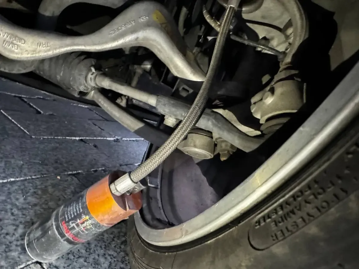 E92 M3 輪拱內脫落垂下來的避震外掛氣瓶