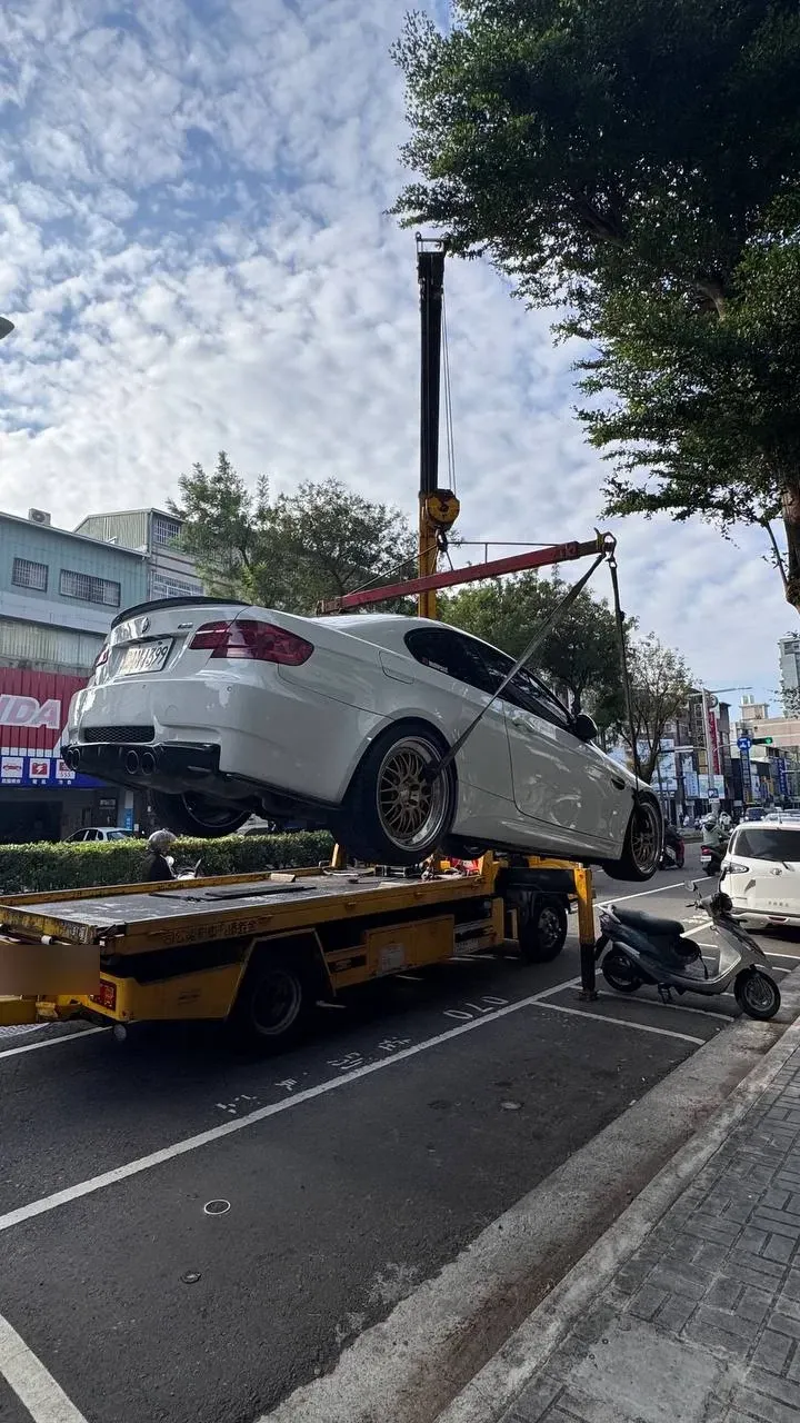 E92 M3 被吊臂放到平板拖車上