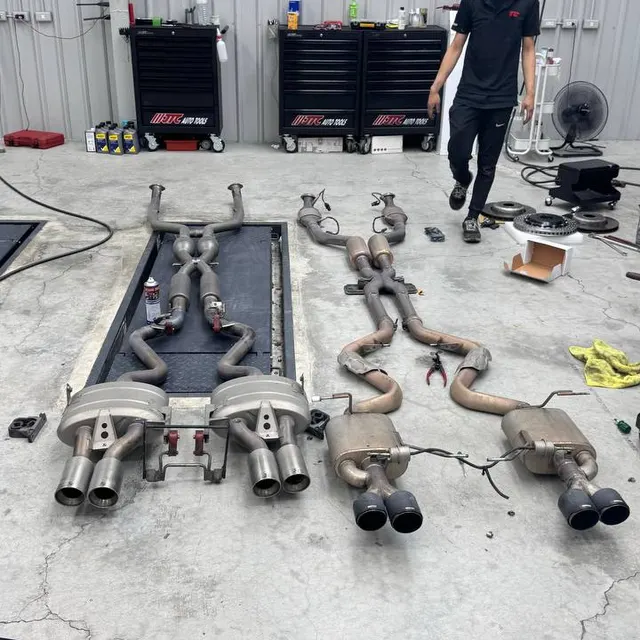 Akrapovic 排氣施工